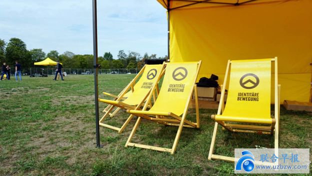 Generation Identity deckchairs at a rally